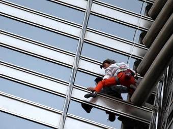 "Человек-паук" взобрался на самое высокое здание в мире