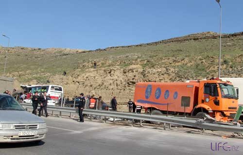 В Азербайджане перевернулся пассажирский автобус, есть погибшие и много раненых [Видео][Фото]