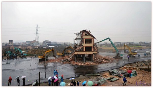 В Китае снесли знаменитый дом посреди трассы [Фото]