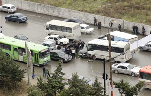 В Баку автобус совершил ДТП, есть пострадавшие [Фото]