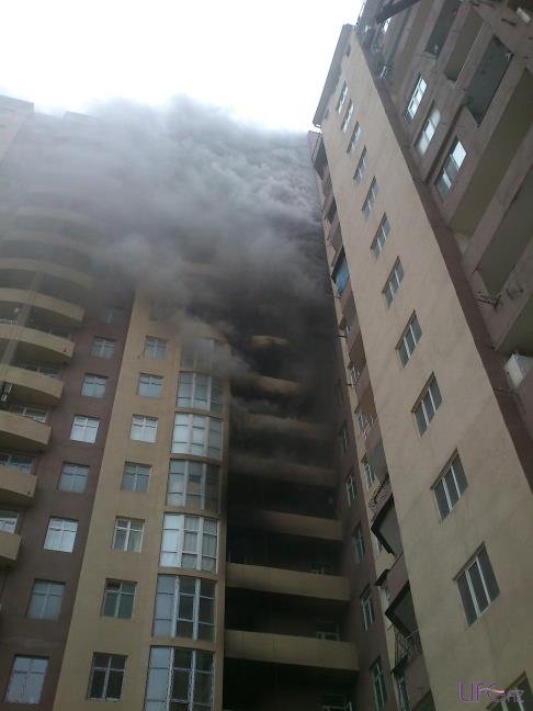 В Баку горит в высотном жилом здании произошел пожар [Фото]