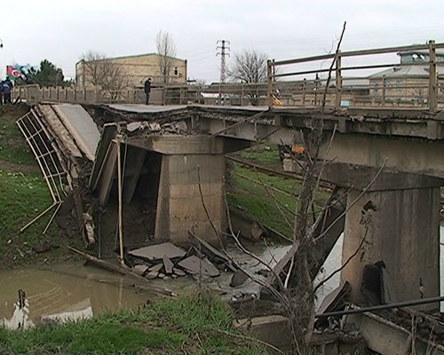 На магистральной дороге в Азербайджане обрушился мост, дорога закрыта [Фото]