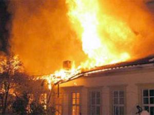 В Баку при пожаре в жилом доме погибли 2 человека, включая ребенка, еще трое пострадали