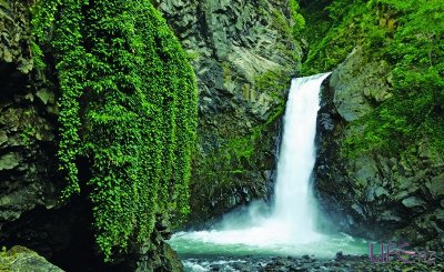 Житель Балаканского района упал с водопада и умер