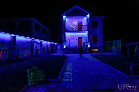 Azərbaycanda “Farhause” neon ev muzeyi açılıb