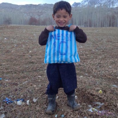 Афганский мальчик-фанат получил футболку от Месси