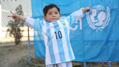 Афганский мальчик-фанат получил футболку от Месси
