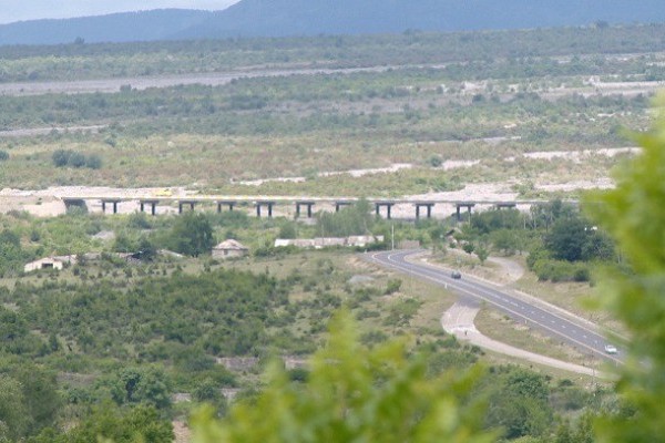 В Азербайджане есть дорога с рекордным количеством мостов