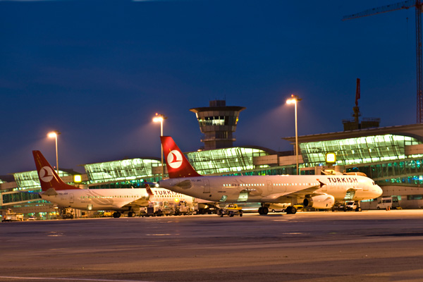 В аэропорту имени Ататюрка столкнулись два самолета
