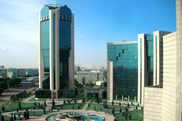 Центробанк Узбекистана девальвировал национальную валюту на 48%