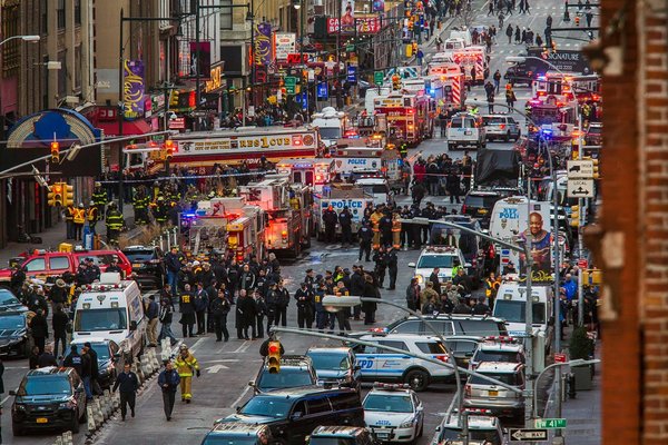 Мэр Нью-Йорка: «Взрыв на автобусном терминале – неудачная попытка теракта»