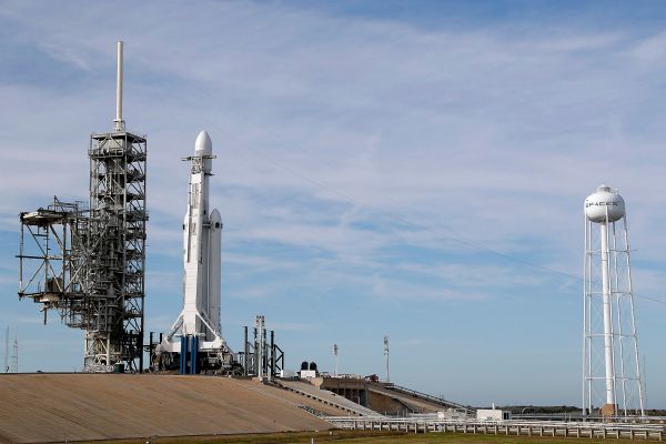 SpaceX впервые запустила сверхтяжелую ракету Falcon Heavy
