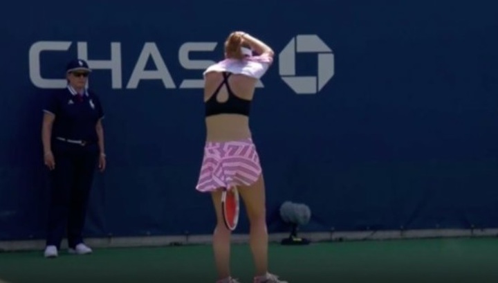 Теннисистка переоделась прямо на корте и получила несправедливое предупреждение