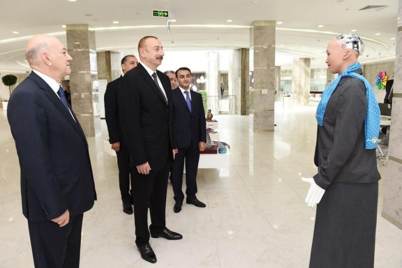 Робот София пообщалась с Президентом Ильхамом Алиевым