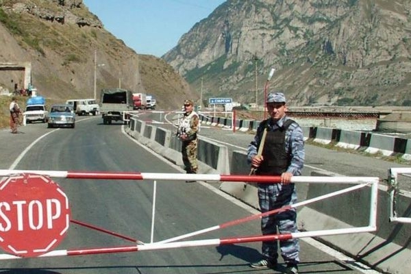 Иран запретил азербайджанцам вывозить манаты