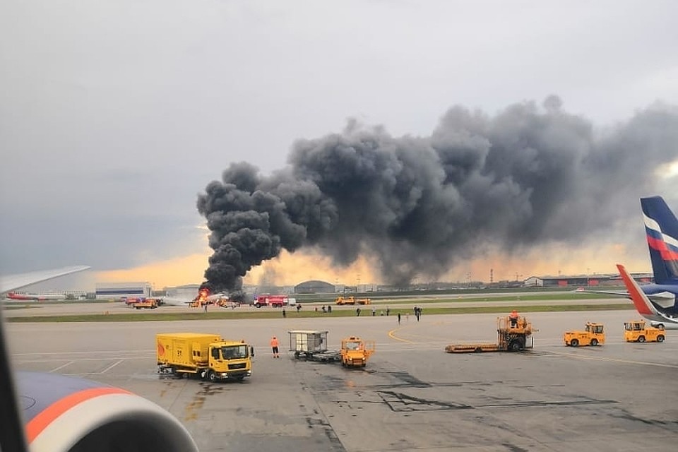 Сильный пожар в Шереметьево: сгорел пассажирский самолет, десятки погибших