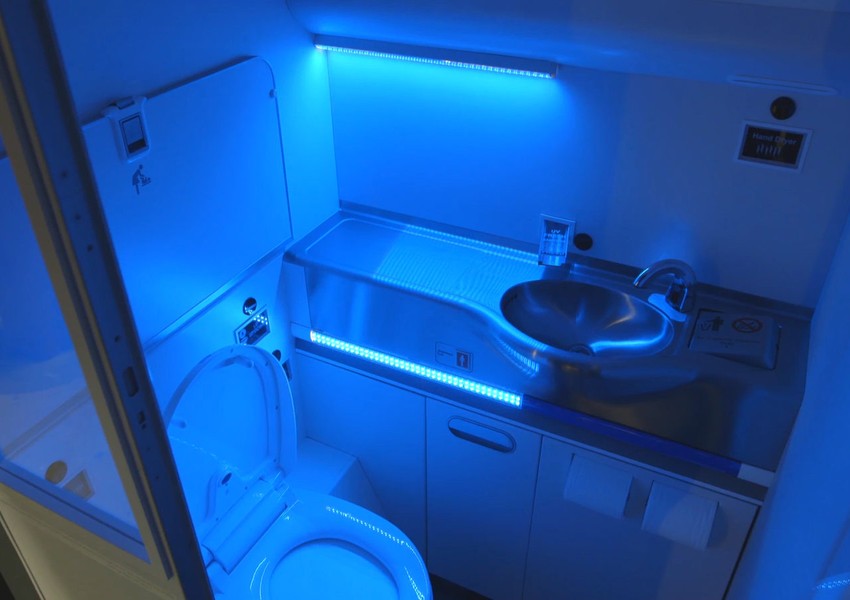 Boeing создает ультрафиолетовые излучатели для обработки салонов в пандемию