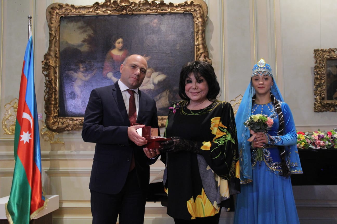 В Баку прошла церемония вручения государственных наград деятелям культуры