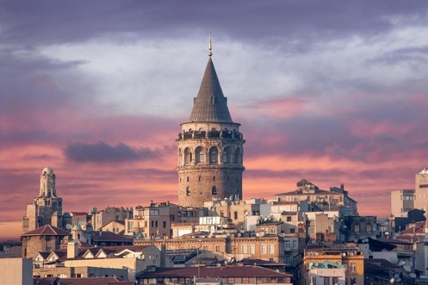 Галатская башня —один из главных символов Стамбула