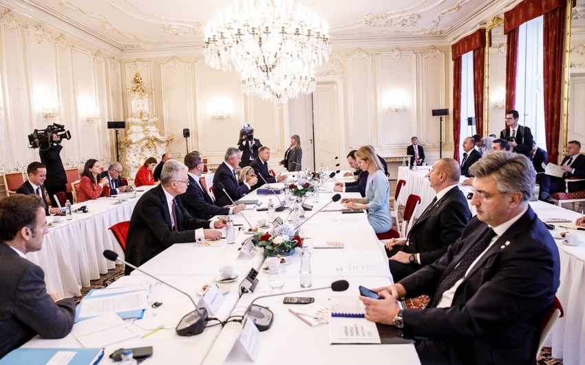 Ильхам Алиев принял участие в круглом столе "Мир и безопасность на европейском континенте" в Праге