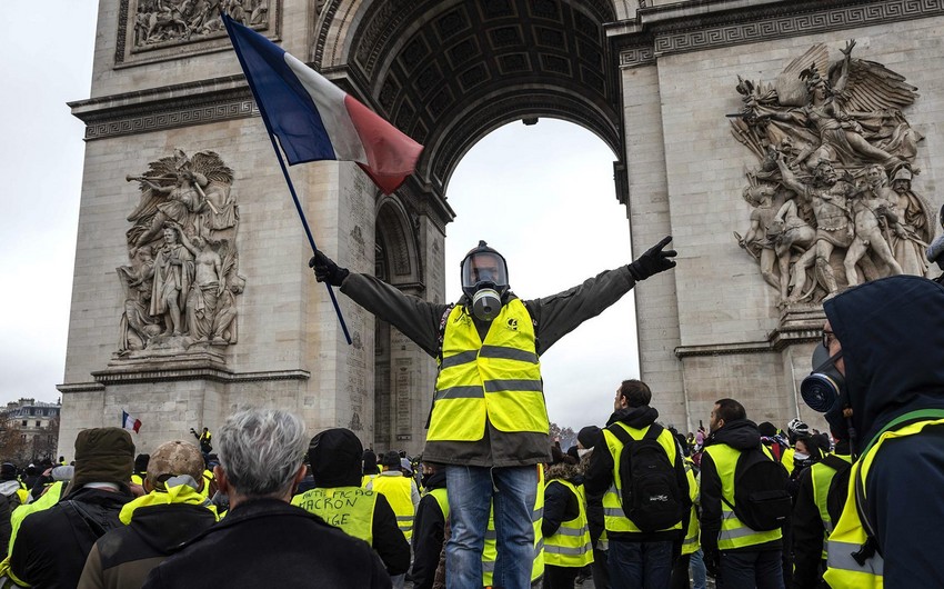 "Желтые жилеты" в Париже протестуют против инфляции